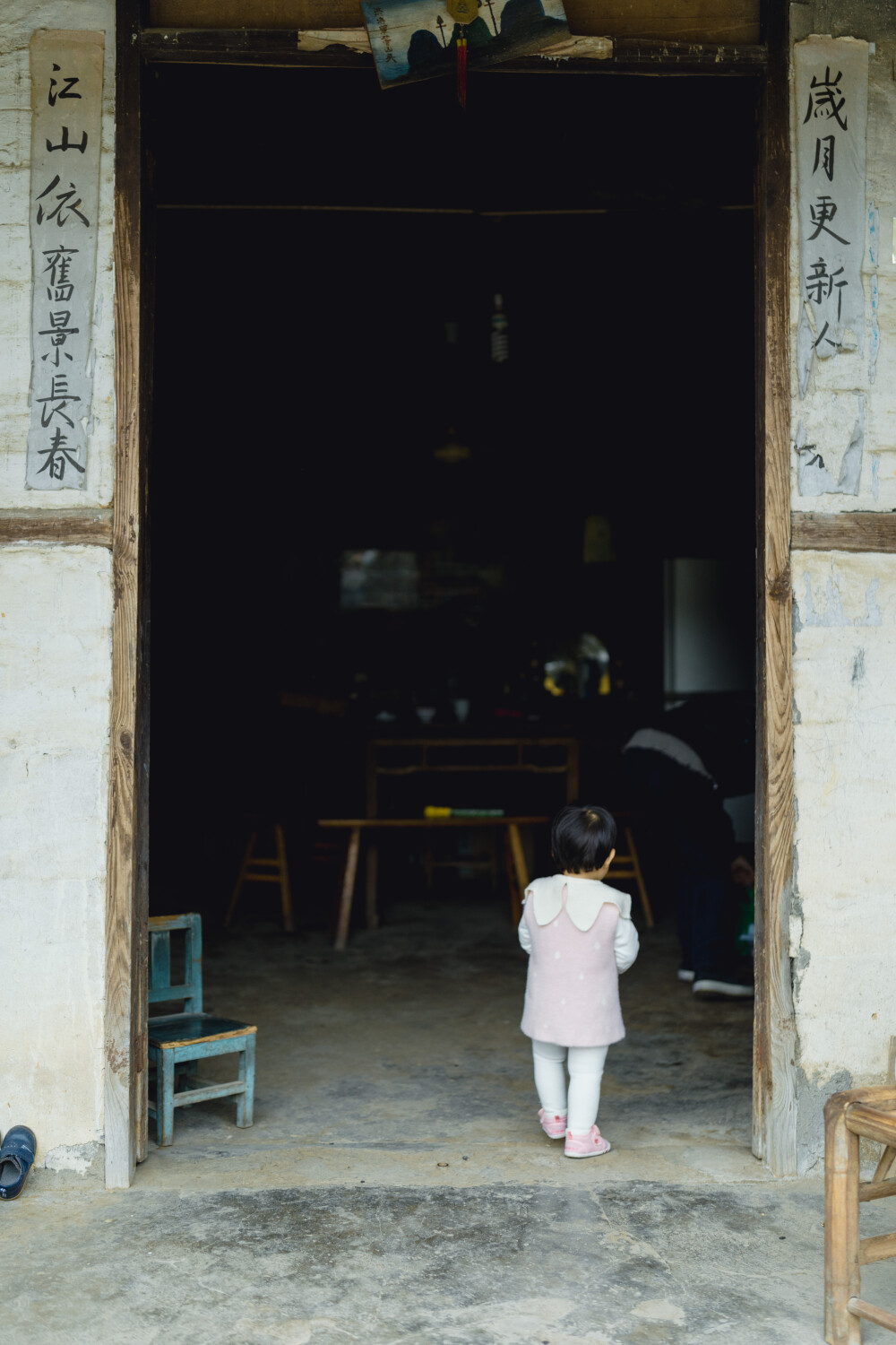 承欢阿太膝下
摄影：洪小漩
出镜：家人
小家装修好不多时，为了安全起见，还是决定暂且送菲比回了乡下小住几周。先是在阿科外婆家待了两周。上周末，我们赶回去从外婆家提上大包小包的行李，转而改道去了阿科爷爷奶奶家。
阿科说，每次和奶奶电话，她总问起，宝宝什么时候回来。这不，终于遂了老人家的心愿了。
菲比要唤爷爷奶奶为阿太，她的到访，老人家十分开心。不过，相比满眼宠溺的阿太，13个月的菲比总是将注意力放在对她爱答不理的土鸡和小黄狗身上。把吃食的鸡撵得满院子跑不说，还硬是想将挂在脖子上的哨子塞进狗嘴里，把狗子逼得见她过来便要绕道走。
一回家，阿科就爱让女儿骑在肩头，扛着她在村中溜达来去。仅有