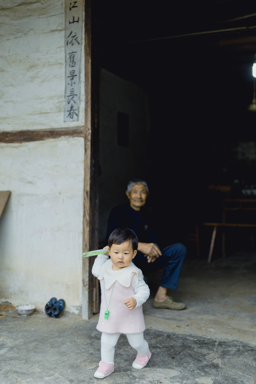 承欢阿太膝下
摄影：洪小漩
出镜：家人
小家装修好不多时，为了安全起见，还是决定暂且送菲比回了乡下小住几周。先是在阿科外婆家待了两周。上周末，我们赶回去从外婆家提上大包小包的行李，转而改道去了阿科爷爷奶奶家。
阿科说，每次和奶奶电话，她总问起，宝宝什么时候回来。这不，终于遂了老人家的心愿了。
菲比要唤爷爷奶奶为阿太，她的到访，老人家十分开心。不过，相比满眼宠溺的阿太，13个月的菲比总是将注意力放在对她爱答不理的土鸡和小黄狗身上。把吃食的鸡撵得满院子跑不说，还硬是想将挂在脖子上的哨子塞进狗嘴里，把狗子逼得见她过来便要绕道走。
一回家，阿科就爱让女儿骑在肩头，扛着她在村中溜达来去。仅有