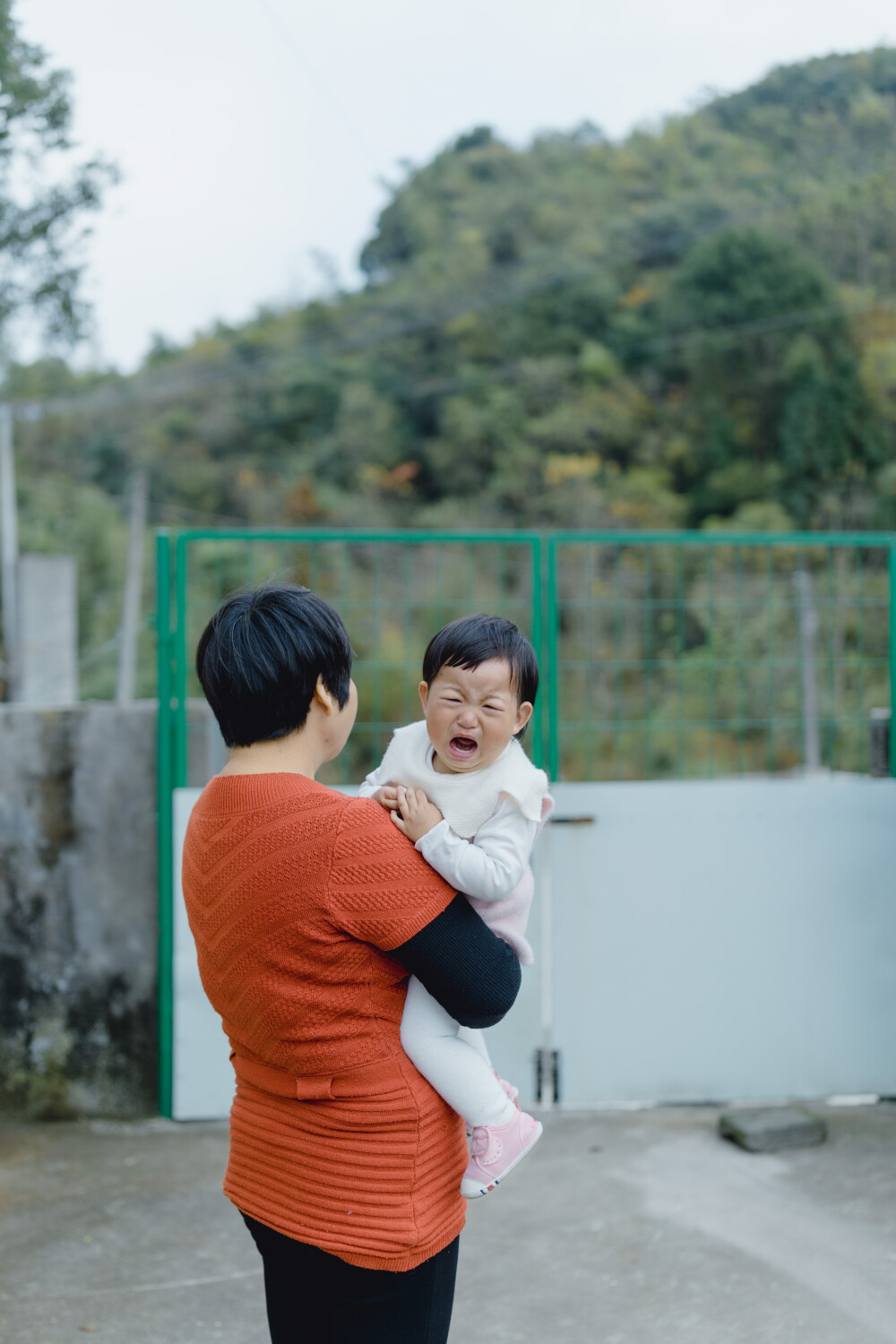 承欢阿太膝下
摄影：洪小漩
出镜：家人
小家装修好不多时，为了安全起见，还是决定暂且送菲比回了乡下小住几周。先是在阿科外婆家待了两周。上周末，我们赶回去从外婆家提上大包小包的行李，转而改道去了阿科爷爷奶奶家。
阿科说，每次和奶奶电话，她总问起，宝宝什么时候回来。这不，终于遂了老人家的心愿了。
菲比要唤爷爷奶奶为阿太，她的到访，老人家十分开心。不过，相比满眼宠溺的阿太，13个月的菲比总是将注意力放在对她爱答不理的土鸡和小黄狗身上。把吃食的鸡撵得满院子跑不说，还硬是想将挂在脖子上的哨子塞进狗嘴里，把狗子逼得见她过来便要绕道走。
一回家，阿科就爱让女儿骑在肩头，扛着她在村中溜达来去。仅有