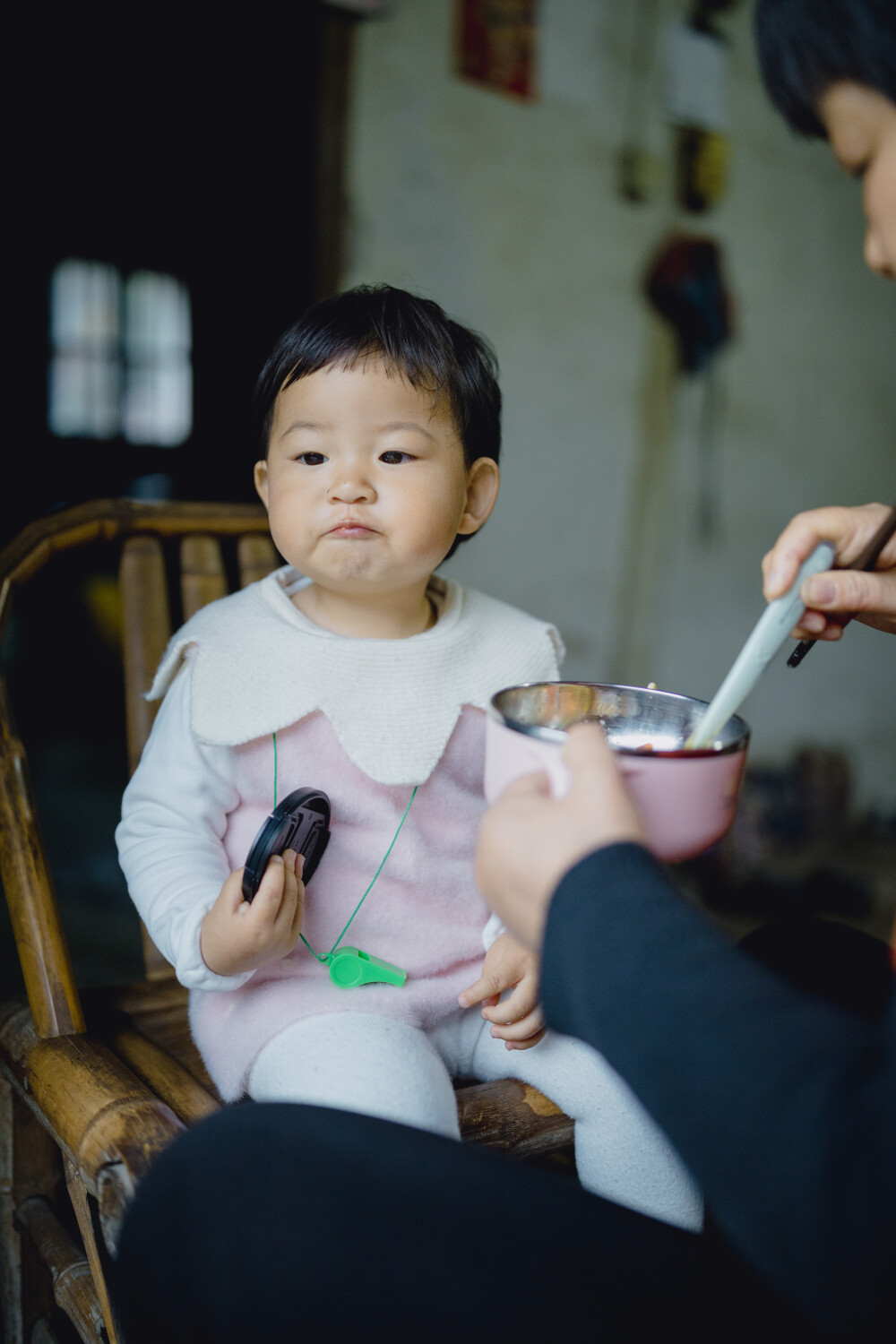 承欢阿太膝下
摄影：洪小漩
出镜：家人
小家装修好不多时，为了安全起见，还是决定暂且送菲比回了乡下小住几周。先是在阿科外婆家待了两周。上周末，我们赶回去从外婆家提上大包小包的行李，转而改道去了阿科爷爷奶奶家。
阿科说，每次和奶奶电话，她总问起，宝宝什么时候回来。这不，终于遂了老人家的心愿了。
菲比要唤爷爷奶奶为阿太，她的到访，老人家十分开心。不过，相比满眼宠溺的阿太，13个月的菲比总是将注意力放在对她爱答不理的土鸡和小黄狗身上。把吃食的鸡撵得满院子跑不说，还硬是想将挂在脖子上的哨子塞进狗嘴里，把狗子逼得见她过来便要绕道走。
一回家，阿科就爱让女儿骑在肩头，扛着她在村中溜达来去。仅有