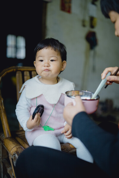 承欢阿太膝下
摄影：洪小漩
出镜：家人
小家装修好不多时，为了安全起见，还是决定暂且送菲比回了乡下小住几周。先是在阿科外婆家待了两周。上周末，我们赶回去从外婆家提上大包小包的行李，转而改道去了阿科爷爷…