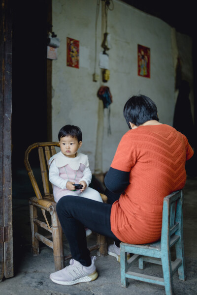 承欢阿太膝下
摄影：洪小漩
出镜：家人
小家装修好不多时，为了安全起见，还是决定暂且送菲比回了乡下小住几周。先是在阿科外婆家待了两周。上周末，我们赶回去从外婆家提上大包小包的行李，转而改道去了阿科爷爷…