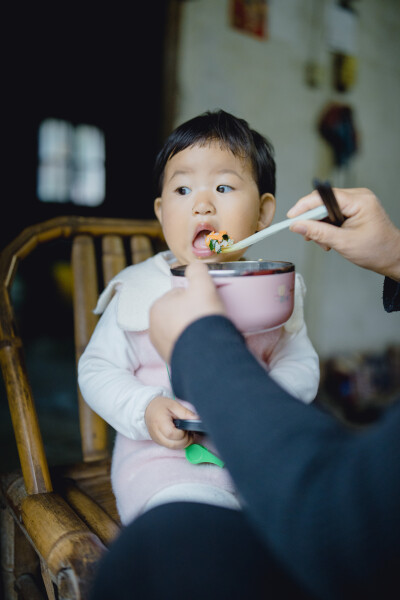 承欢阿太膝下
摄影：洪小漩
出镜：家人
小家装修好不多时，为了安全起见，还是决定暂且送菲比回了乡下小住几周。先是在阿科外婆家待了两周。上周末，我们赶回去从外婆家提上大包小包的行李，转而改道去了阿科爷爷…