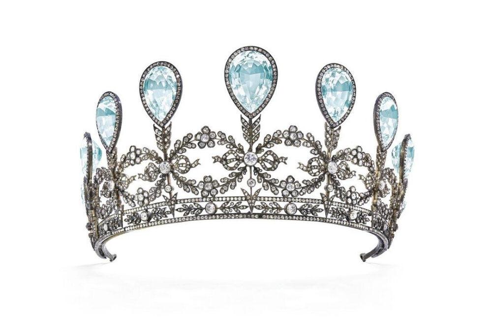 曾经是梅克伦堡施威林大公家族藏品的订制冠冕，共镶嵌9颗海水蓝宝石，法贝热设计。