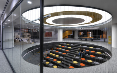 颜色主题是红色，地板覆盖了西翼和东翼。楼层西翼为运营部预留，东侧为咖啡厅、健身和社交活动区。有一个巨大的环形桌子，有 3 个弧形进入中心区域，一直延伸到西翼。根据这张无尽的桌子在上层设计了照明，这种连续…