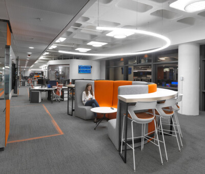 颜色主题是红色，地板覆盖了西翼和东翼。楼层西翼为运营部预留，东侧为咖啡厅、健身和社交活动区。有一个巨大的环形桌子，有 3 个弧形进入中心区域，一直延伸到西翼。根据这张无尽的桌子在上层设计了照明，这种连续…