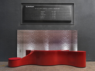 颜色主题是红色，地板覆盖了西翼和东翼。楼层西翼为运营部预留，东侧为咖啡厅、健身和社交活动区。有一个巨大的环形桌子，有 3 个弧形进入中心区域，一直延伸到西翼。根据这张无尽的桌子在上层设计了照明，这种连续…