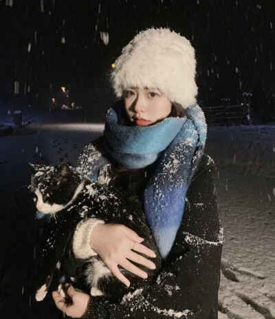 黑猫 白雪 还有女生也好看 ！