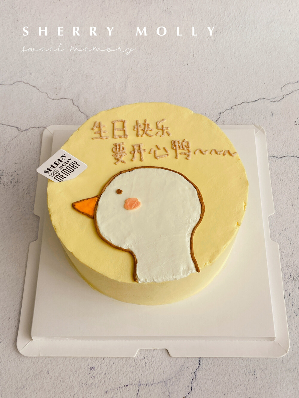 #SHERRYMOLLY家の下午茶# —『巧克力cake』又是一年 她給他準備的生日cake～ 去年因為一些小原因 木有訂 今年還是接上啦 這次選了女兒喜歡的小鴨鴨主題 雖然是給男生的cake 色調暖洋洋又柔和 看起來倒確實是個成家的男生 變溫柔啦～
之前她們家裡養過一隻超可愛優雅的小鴨鴨呢 就和這個手寫祝福是一個色系的～所以看起來像不像它用自己的鴨毛給你們一家寫的祝福鴨