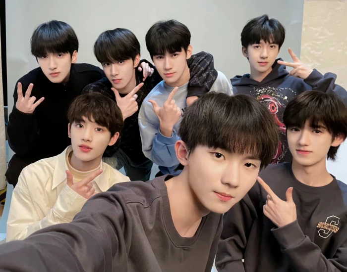 破天下定风云，时代少年并肩行！
㊗️崽崽们成团二周年快乐，未来我们继续携手前行！！！