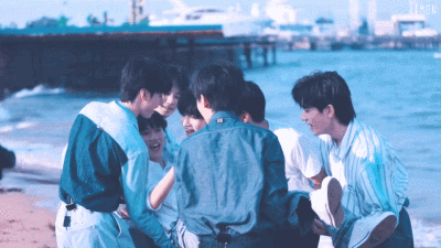 破天下定风云，时代少年并肩行！
㊗️崽崽们成团二周年快乐，未来我们继续携手前行！！！