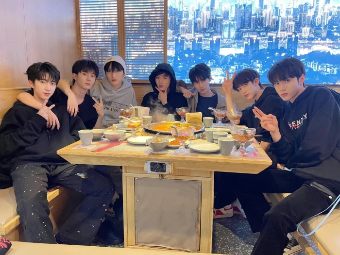 破天下定风云，时代少年并肩行！
㊗️崽崽们成团二周年快乐，未来我们继续携手前行！！！