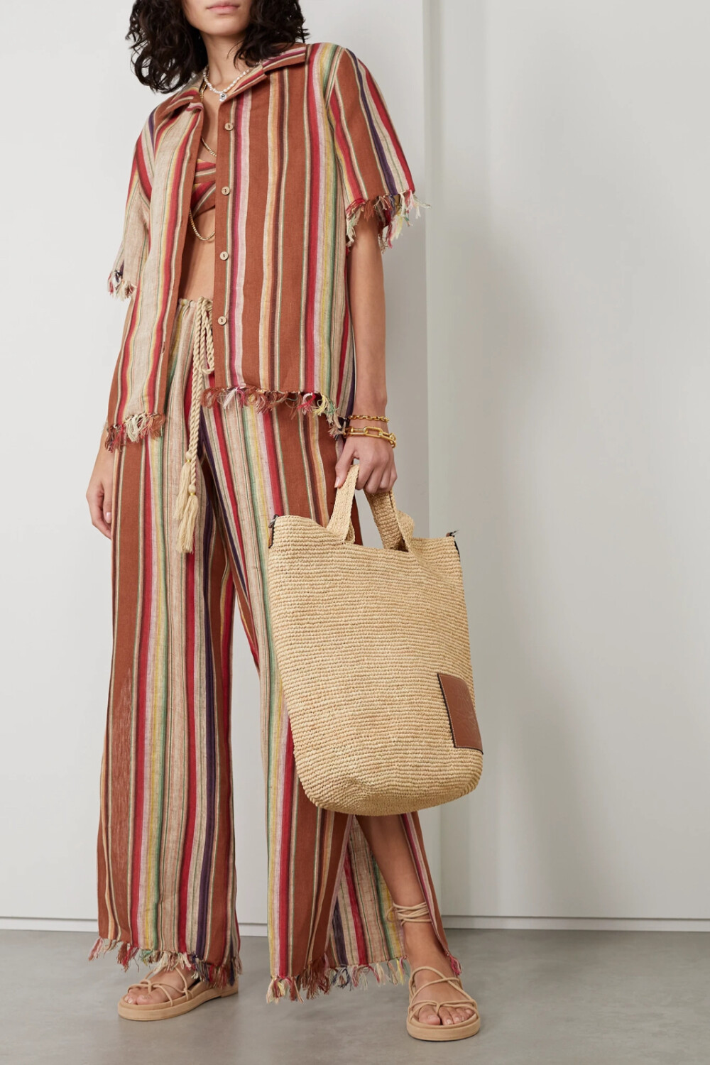 Miguelina 这款 “'Briar” 亚麻衬衫由工匠采用传统工艺制成，大地色系条纹充分展现了品牌的波西米亚美学，宽松廓形和细腻流苏尽显随性魅力。不妨搭配配套的 “Fifi” 长裤。