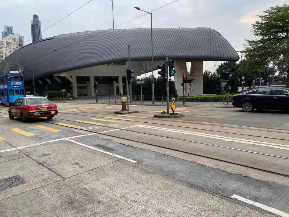 港片地道香港风景 | 追忆经典
感谢那些年的香港电影，让我们在起起伏伏、柴米油盐的日子里，还能在这些“绝代风华”中与青春久别重逢，并为它闪烁感动的泪光、点燃热烈的花火。
偶尔看到动情处，便念想着亲眼去看看这座由无数港片拼凑起的城，看看这些定格在电影画面中的，一花一树木、一楼一灯火！
香港似个五彩缤纷的万花筒，或许是因为这座城的每一个犄角旮旯都曾入过镜，才吸引着港片狂热分子的相继到来，在这流逝的时光中，将那记忆中的闪光点好好保留细细品味。
“图文来源网络 如有侵权请联系删除”
#周润发#
#郑中基#
#香港电影#
#浊水漂流# 