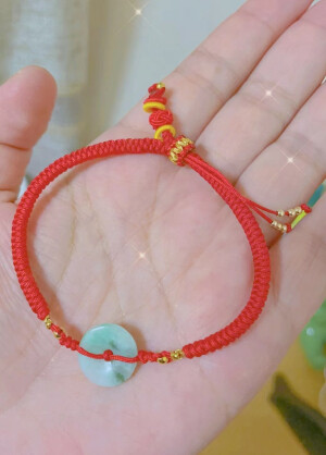 最近迷上的编绳，做最多的是红绳( ^_^)／
图一把几个常用手绳结串了串（忽略我的胖手）