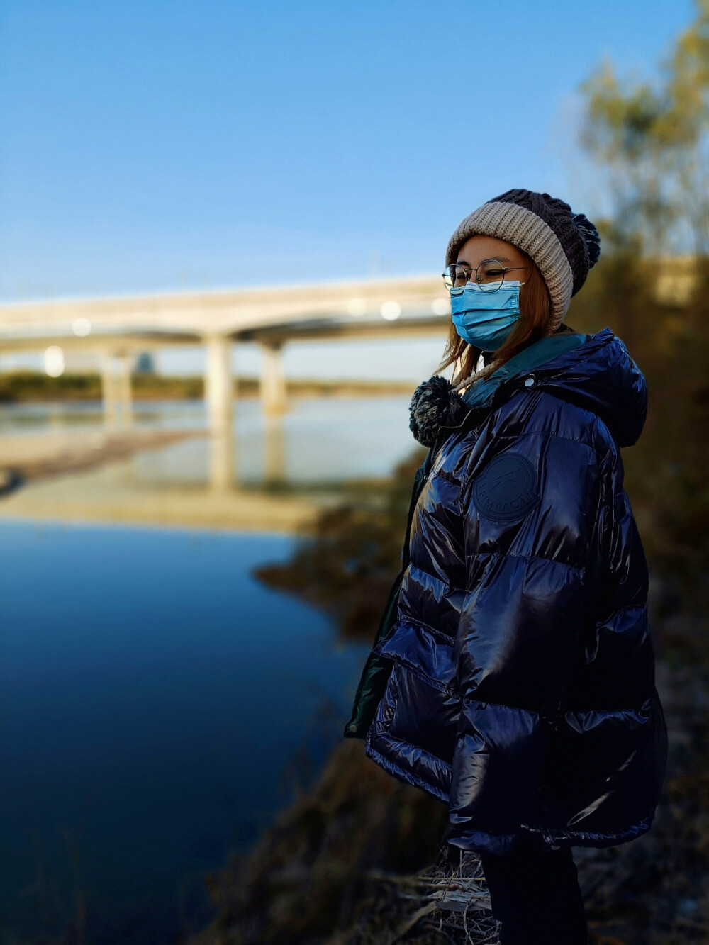 我居北海君南海，
寄雁传书谢不能；
桃李春风一杯酒，
江湖夜雨十年灯