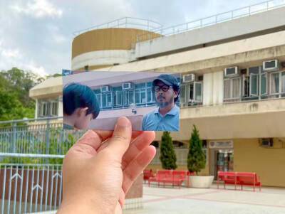 港片故地打卡|如影随形
香港电影是一种情怀。
因为90年代港台文化的盛行，让这座城市变的既遥远有亲近。我们通过影视作品感受这里的绚烂霓虹，体验这里的光怪陆离，你行走在弥敦道、漫步太平山，一花一木，一个路…