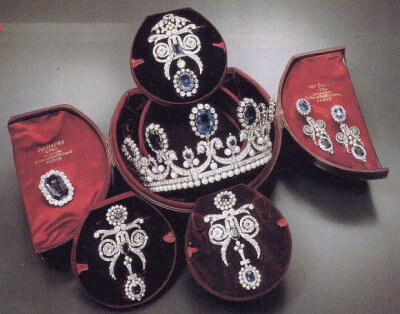 1846年著名的法国珠宝商为国王路易菲利浦的妻子阿美丽亚订做了这一全套首饰，它在1997年被巴黎伯爵的妻子在日内瓦出售。