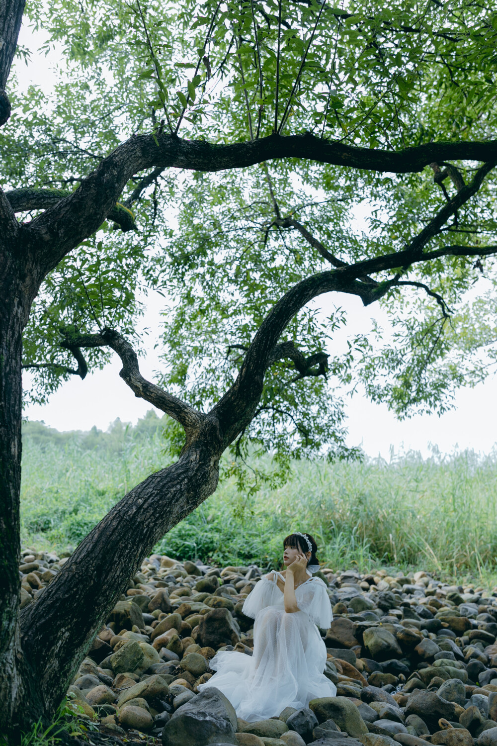 小溪带着妹妹来见我
摄影：洪小漩
出镜：小溪和妹妹
对，这也是八月份的照片。
其他的，我也努力整理中。
现在，我绞尽脑汁在想，当初到底发生了些什么。
仅有一些不太完整的片段。
记下来呢，担心无趣。不记呢，怕就连这一星半点的印象也要雨打风吹去。
尤记得那天上午下老大的雨。熨好衣服的我，做好妆造的她们，在各自的家中长吁短叹。许是老天爷赏脸，下午三点多止住了雨，甚至还给了几分阳光。让我们得以小聚。
没有浪费的下午，十分满足。