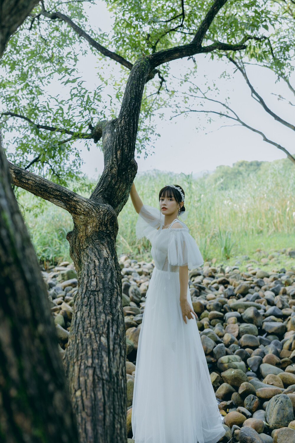 小溪带着妹妹来见我
摄影：洪小漩
出镜：小溪和妹妹
对，这也是八月份的照片。
其他的，我也努力整理中。
现在，我绞尽脑汁在想，当初到底发生了些什么。
仅有一些不太完整的片段。
记下来呢，担心无趣。不记呢，怕就连这一星半点的印象也要雨打风吹去。
尤记得那天上午下老大的雨。熨好衣服的我，做好妆造的她们，在各自的家中长吁短叹。许是老天爷赏脸，下午三点多止住了雨，甚至还给了几分阳光。让我们得以小聚。
没有浪费的下午，十分满足。