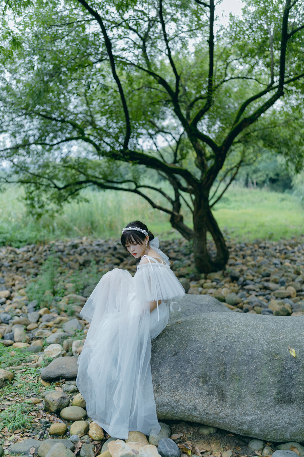 小溪带着妹妹来见我
摄影：洪小漩
出镜：小溪和妹妹
对，这也是八月份的照片。
其他的，我也努力整理中。
现在，我绞尽脑汁在想，当初到底发生了些什么。
仅有一些不太完整的片段。
记下来呢，担心无趣。不记呢，怕就连这一星半点的印象也要雨打风吹去。
尤记得那天上午下老大的雨。熨好衣服的我，做好妆造的她们，在各自的家中长吁短叹。许是老天爷赏脸，下午三点多止住了雨，甚至还给了几分阳光。让我们得以小聚。
没有浪费的下午，十分满足。