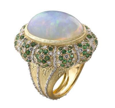 Opera 18K金戒指，by Buccellati
主石为一颗弧面切割欧泊，戒托镶嵌钻石、翠榴石。