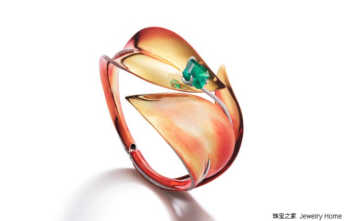 Feng J这款手镯，主石是一颗哥伦比亚祖母绿，而在镯壁上，丰吉采用了喷漆电镀金的方式，打造出日落景致，这是加州峡谷给她留下的回忆。
