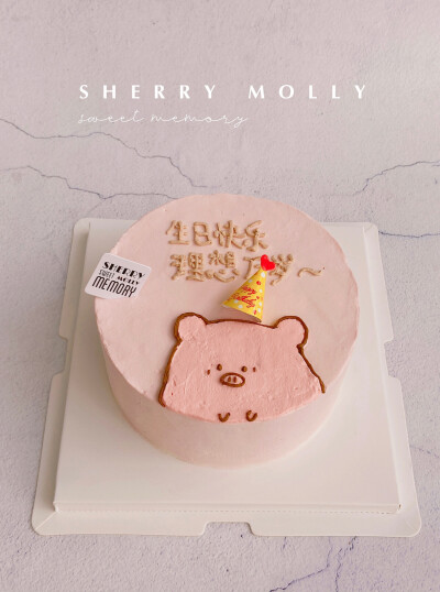 #SHERRYMOLLY家の下午茶# —『巧克力cake』她給老公準備的生日cake～ 粉嫩色系小豬豬 一整個驚喜的表情戴著生日帽等著慶祝生日呢～