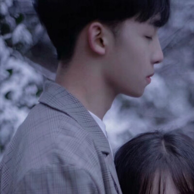 “嗯，我在。”