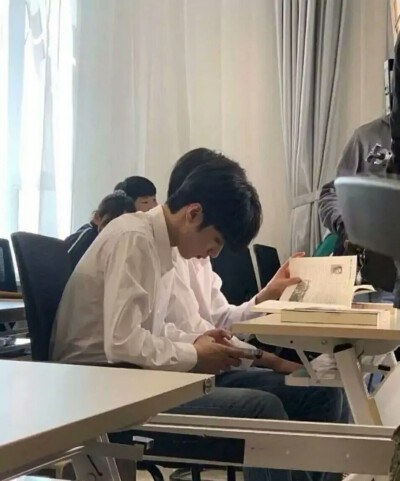 小文想和姐姐一起玩