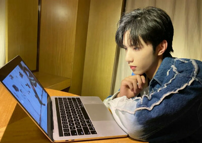 小文想和姐姐一起玩