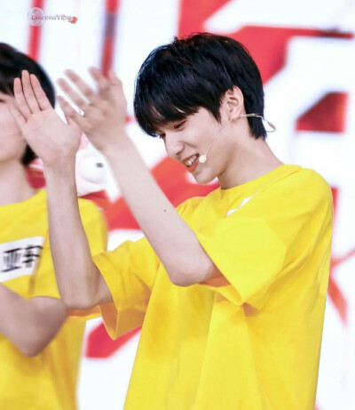 小文想和姐姐一起玩