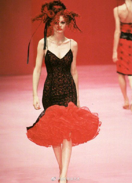 Betsey Johnson Spring 1999
模特曼妙的身姿，我行我素的造型、前卫经典的设计，色彩鲜艳的配色，99年的设计放到现在依旧不过时。