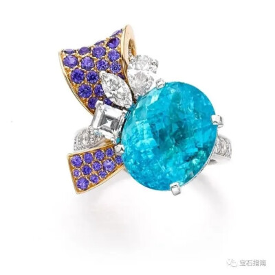 帕拉伊巴碧玺配紫色蓝宝石及钻石戒指
戒托来自Van Cleef & Arpels，椭圆形帕拉伊巴碧玺重约10.63克拉，产自巴西，配镶圆形紫色蓝宝石与马眼形、梨形及方形钻石