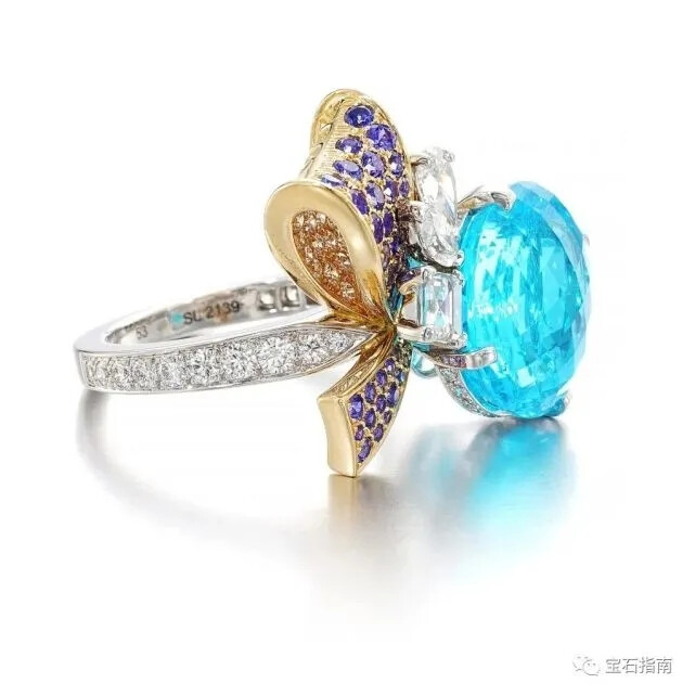 帕拉伊巴碧玺配紫色蓝宝石及钻石戒指
戒托来自Van Cleef & Arpels，椭圆形帕拉伊巴碧玺重约10.63克拉，产自巴西，配镶圆形紫色蓝宝石与马眼形、梨形及方形钻石