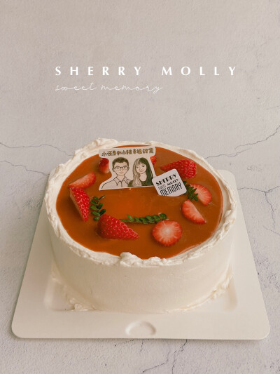 #SHERRYMOLLY家の下午茶# —『原味cake』她給小夥伴準備的cake～鋪滿的太妃醬 是希望吃到的每一口cake都是甜的 和小插牌的幸福甜蜜呼應
喜歡的草莓切成了不用形狀～表達的是愛有很多種樣子 愛也有很多種方式 隨心自…