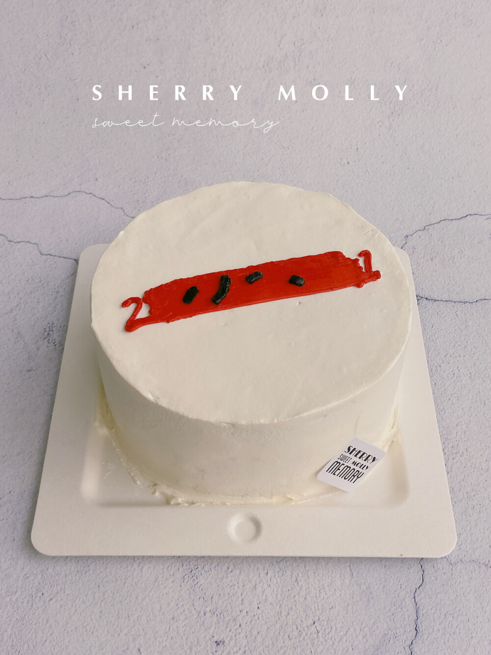 #SHERRYMOLLY家の下午茶# —『原味cake』她倒是年年都想著在易烊千玺生日這一天 準備一個cake 一起雲慶祝呢 整體cake簡潔有意義～紅色=應援色 /名字裡各取一比劃加起來=火 /開頭的數字2 和結尾的1 剛好是他的年紀 也是漂亮的2021～ 像火柴點燃的火光一樣 慢慢的微弱的聚合在一起也會很暖～