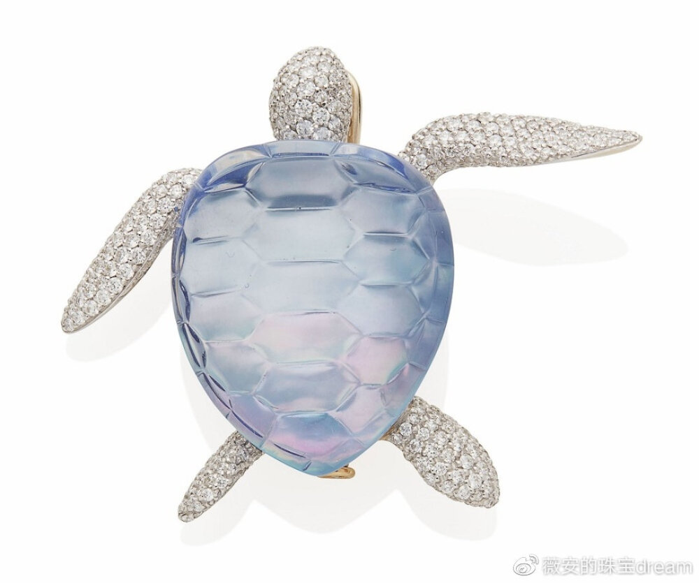 Tortue 白金胸针（by Vhernier，镶嵌珍珠母贝、雕纹水晶，点缀圆形切割钻石。）