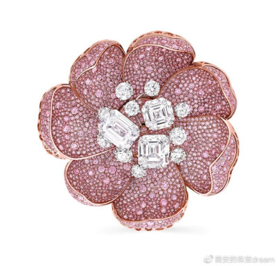 粉钻胸针，by Graff
镶嵌3颗祖母绿型切割钻石，分别重5.14ct、5.04ct和4.02ct，点缀圆形切割钻石和圆形切割粉钻。
