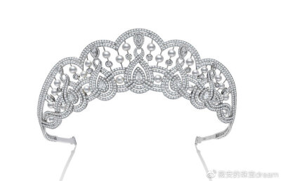 Princess Tiaras系列的王冠作品，以盘绕的绳结为设计元素，将大颗粒的珍珠与水滴形钻石围镶于回旋的绳索之中，再现 Garrard 复古而优雅的设计风格。