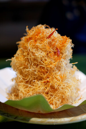 辛香汇之所以屹立不倒那么多年还是有几把刷子的比如红油透香入齿柔滑的钵钵鸡堆得高高酥脆酥脆的土豆丝儿深入我心
但是这抄手就很迷皮儿都给煮烂了