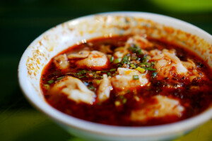 辛香汇之所以屹立不倒那么多年还是有几把刷子的比如红油透香入齿柔滑的钵钵鸡堆得高高酥脆酥脆的土豆丝儿深入我心
但是这抄手就很迷皮儿都给煮烂了