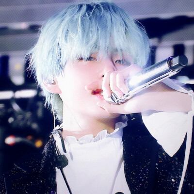 〈金泰亨＞
“听见了吗？”
“我在大声说爱你”
原截.家夫周荡谢嘉释