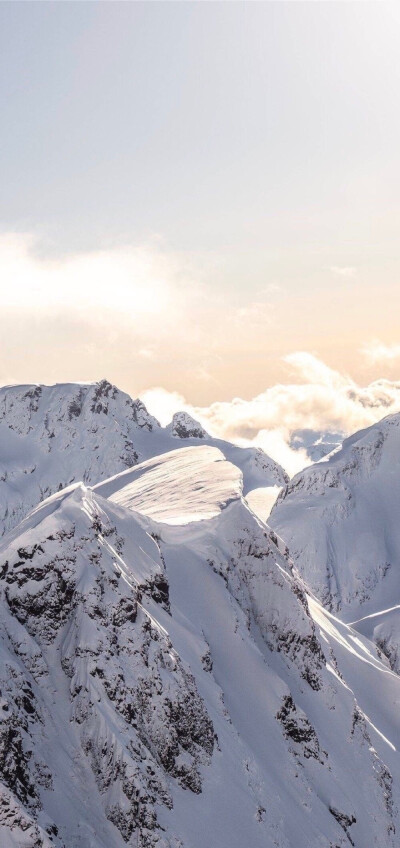 “The mountains are calling, I must go ”
群山-雪山️
