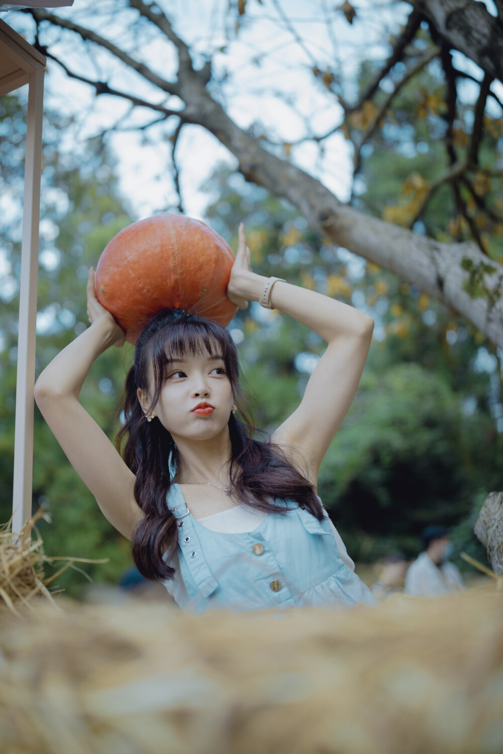 太匆匆
摄影：洪小漩
出镜：小溪
场地：杭州植物园
那日，本是和小溪约了到家里玩，却因为临时起意，带着菲比去了植物园，被plan.b城市森林计划给迷住了。于是联系她相约于此。
当地的集市太过火爆，方圆几公里的交通几乎全线瘫痪。甚至连网络都挤断了。小溪和朋友姗姗来迟，有些不好意思地说，自己只能从出租车上跳下来，却因为不会骑单车，只能徒步了两公里赴约。紧赶慢赶，赶在天黑之前到达目的地。
现场有趣的地方太多，却因为当日时间着实有些紧，我们只能随意拍了一些。如若有下次，期待能在人潮汹涌起来之前，好好逛一逛集市。毕竟，在植物园赶集的机会实属难得。而且，几位主理人的用心，现场可见一斑。