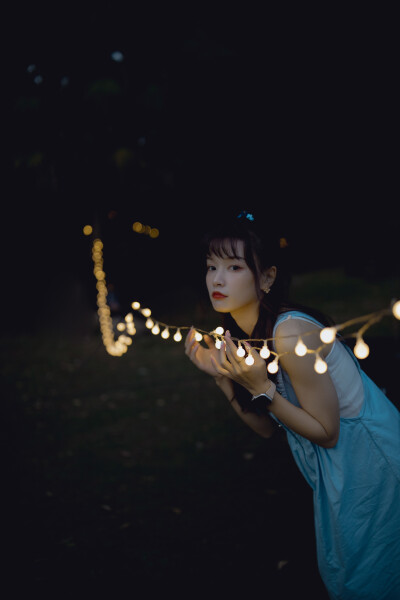 太匆匆
摄影：洪小漩
出镜：小溪
场地：杭州植物园
那日，本是和小溪约了到家里玩，却因为临时起意，带着菲比去了植物园，被plan.b城市森林计划给迷住了。于是联系她相约于此。
当地的集市太过火爆，方圆几公里…