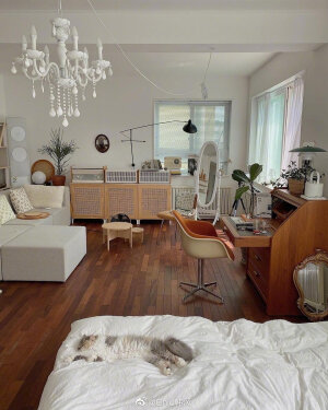 Room｜韩国博主nylong的复古温暖治愈系房间

用vintage单品填满独特的氛围感房间☕️
想在这样的家中度过舒适而温馨的冬日