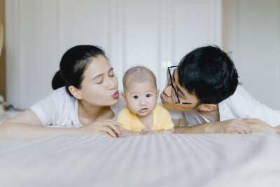 你好啊，托托
摄影：洪小漩
出镜：托托携家人
我问，你为什么小名叫托托啊。
你说，我是爸爸妈妈的寄托呀。
这个名字，妙不可言。
十月一日，我提着一个围栏风风火火奔赴托托家。看到他的那一刻，心一下子变得…