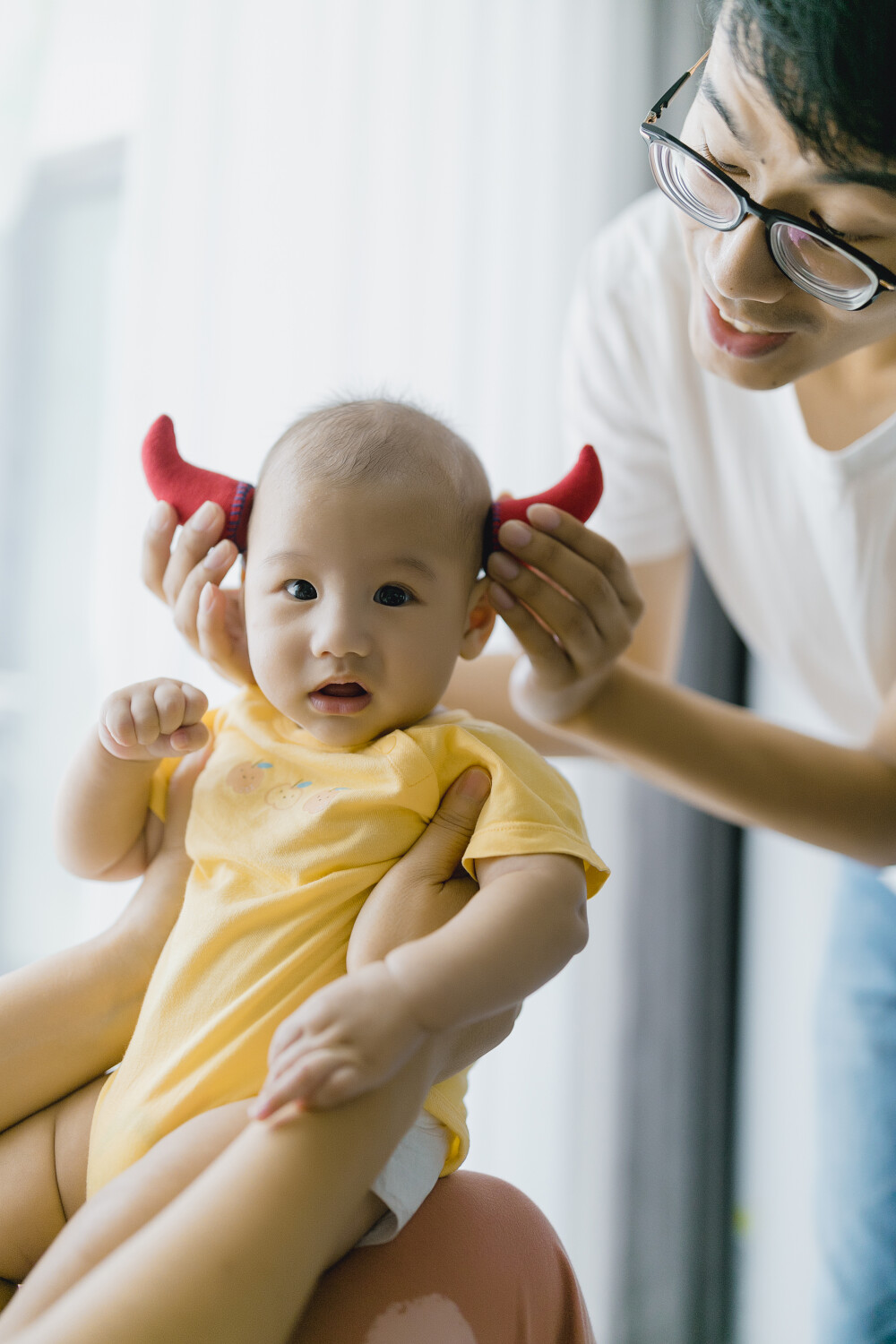 你好啊，托托
摄影：洪小漩
出镜：托托携家人
我问，你为什么小名叫托托啊。
你说，我是爸爸妈妈的寄托呀。
这个名字，妙不可言。
十月一日，我提着一个围栏风风火火奔赴托托家?？吹剿哪且豢?，心一下子变得柔软。这个月龄的托托让我想起了差不多大小时候的菲比。
软乎乎，嘤嘤嘤。
很幸运，见证了托爸托妈第一次亲自给托托换尿布、洗澡、抚触等。虽有月嫂在一旁细心指点，新手爸妈依然是有些紧张。
这个阶段，亲切又有趣。手足无措，万分紧张。
能将这个阶段记录下的我，觉得真是很幸运。
不免想起自己。当初，要是有人帮我记录，该多好。
