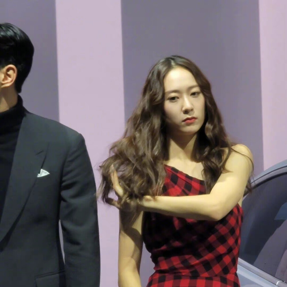 郑秀晶 Krystal
卷毛晶晶真的是美死我了